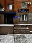 Вхід до філії автошколи «Антарес» у Полтаві на вул. Небесної Сотні, 91 з великим вечірнім банером, підсвіткою, номерами телефонів.