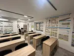 Світлий кабінет для теоретичних занять майбутніх водіїв у Полтаві з наочними схемами руху на автомагістралях, у житлових і пішохідних зонах.
